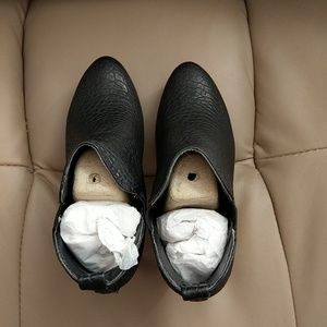 Pilar Abril platform booties size 5.5